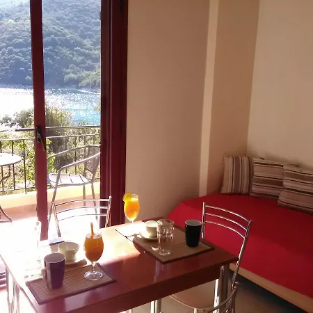Mikros Gialos Apartments アパート *