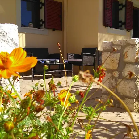 Mikros Gialos Apartments アパート